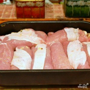 Рулетики из свинины, запеченные в духовке - фото шаг 7