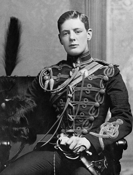 Уинстон Черчилль в военной форме 4-го Королевского собственного гусарского полка в Олдершоте в 1895 г.