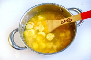 Гороховый суп с чесночными рулетиками - фото шаг 9