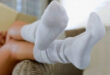 Три дешеві способи відіпрати білі шкарпетки своїми руками без порошку