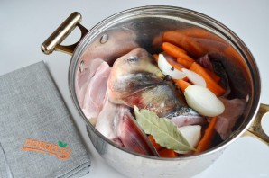 Рыбный суп с солеными огурцами - фото шаг 2