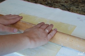Пирог из слоеного теста с помидорами и базиликом - фото шаг 1