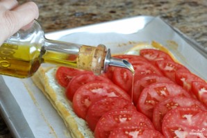 Пирог из слоеного теста с помидорами и базиликом - фото шаг 16