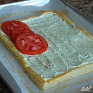 Пирог из слоеного теста с помидорами и базиликом - фото шаг 15